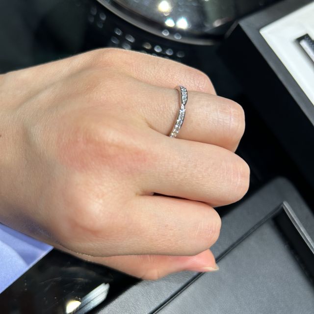【ラザール ダイヤモンド(LAZARE DIAMOND)の口コミ】 正面から見るとリボンのような形になっているハーフエタニティです。指を…