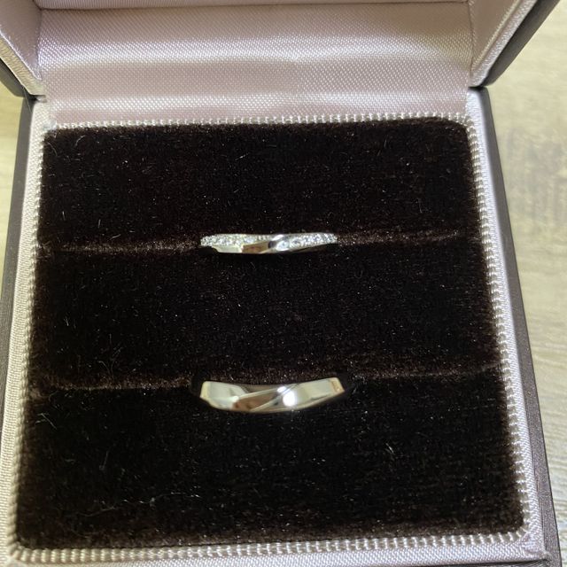 【アイプリモ(I-PRIMO)の口コミ】 婚約指輪と重ねてつけられるデザインで探しました。
全周ダイヤのものやミ…