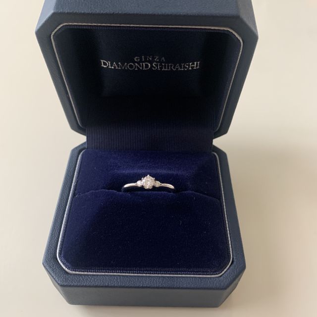 【銀座ダイヤモンドシライシの口コミ】 指輪のデザインはシンプルめのを探していましたが、シンプルかつ少し華や…