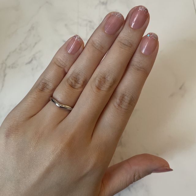 【ラザール ダイヤモンド(LAZARE DIAMOND)の口コミ】 婚約指輪とセットで着用した際にフィットするデザインで決めました。最初…