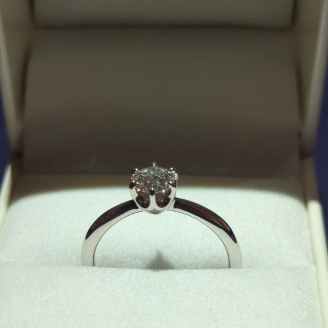 【BIJOUPIKO(ビジュピコ)の口コミ】 ダイヤは色んなお店を巡った結果、価格的にも品質にも納得したのでこれに…