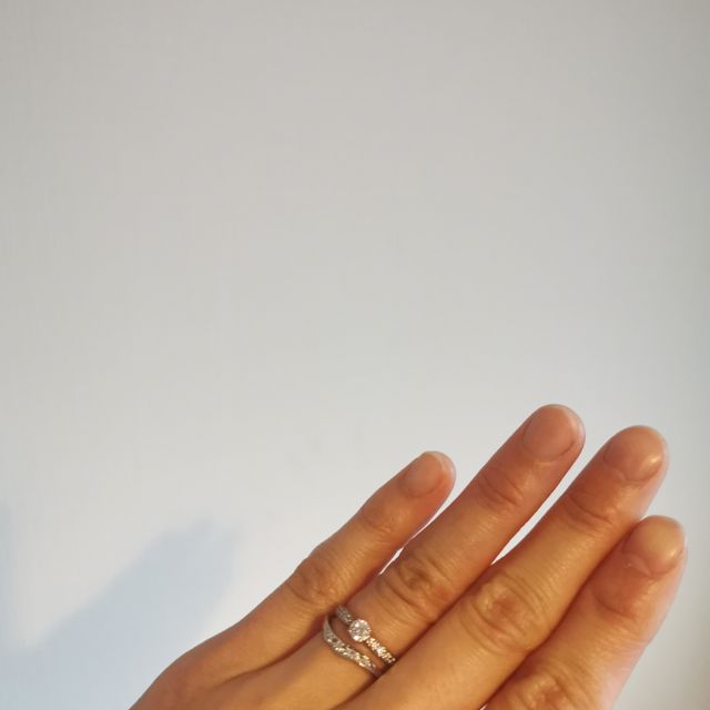 【俄(にわか)の口コミ】 最初はデザインで探していましたが、俄の指輪をつけた時他のブランドとは…