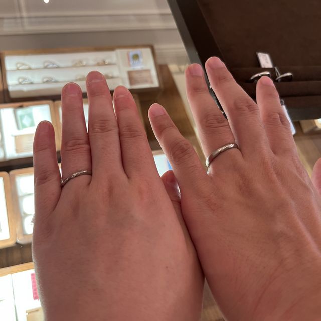 【BIJOUPIKO(ビジュピコ)の口コミ】 様々な種類があり、私の試着している指輪はキラキラとダイヤモンドが輝く…