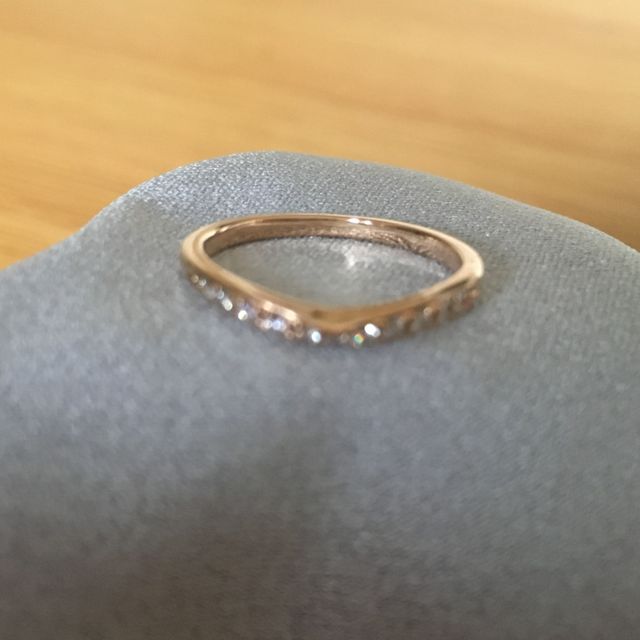 【俄(にわか)の口コミ】 ピンクゴールドで、サイズ変更出来るものを探してました。ティファニーやG…