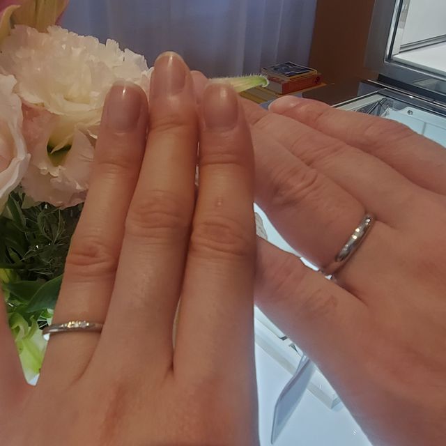 【ティファニー(Tiffany & Co.)の口コミ】 ・シンプルなデザインでダイヤモンドが３石ついているデザインが可愛かっ…