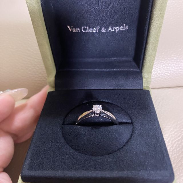 【ヴァン クリーフ＆アーペル(Van Cleef & Arpels)の口コミ】 シンプルな一粒ダイヤのもので5大ブランドで探していた上で、ハイクオリテ…