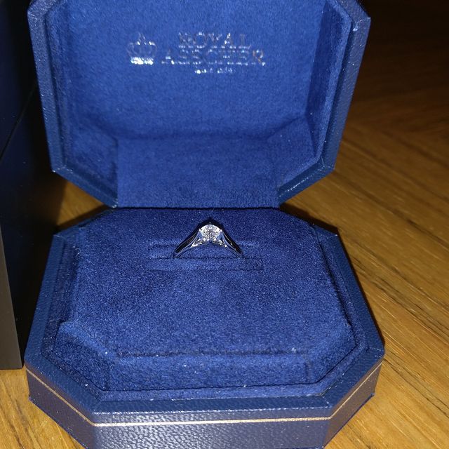 【ROYAL ASSCHER(ロイヤル・アッシャー)の口コミ】 指輪は自分で見て選びたいと伝え周りと被りたくないという理由で王道のブ…