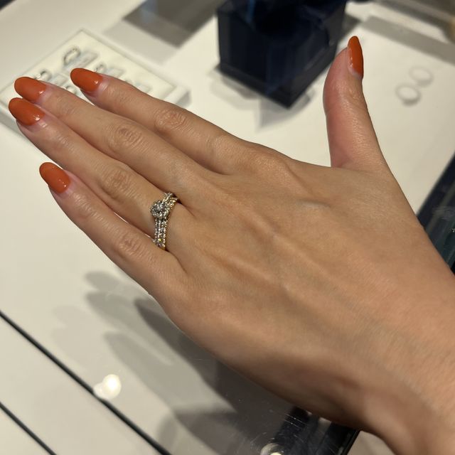 【銀座ダイヤモンドシライシの口コミ】 ゴージャスで高級感があります。
婚約指輪も結婚指輪もメレダイヤがよく、…