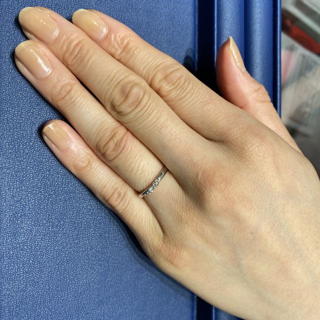 【銀座ダイヤモンドシライシの口コミ】 指輪のデザインがとても気に入りました。私自身手が大きく、関節もしっか…