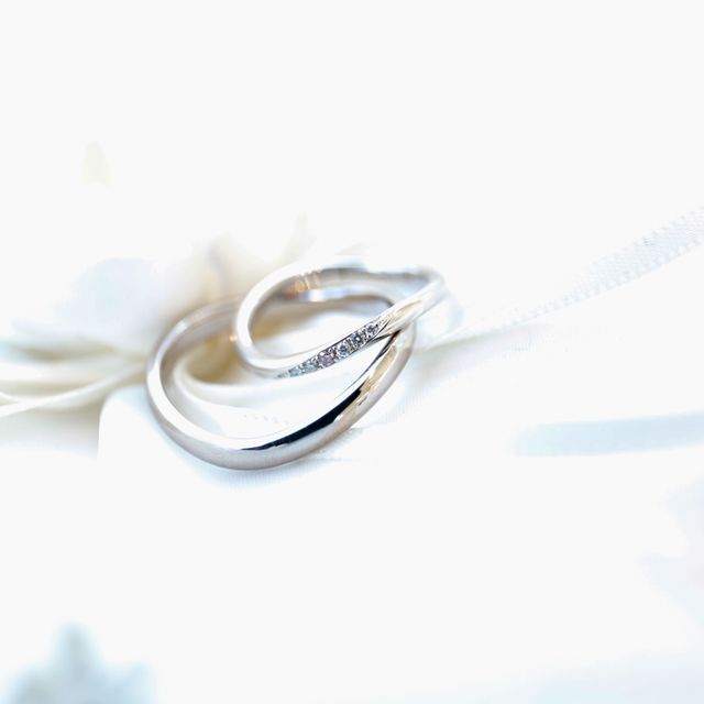 【FRAU KOBE JAPAN(フラウ コウベ ジャパン)の口コミ】 女性のダイヤの色をかえれるの魅力的で、真ん中にアクセントでピンクをい…