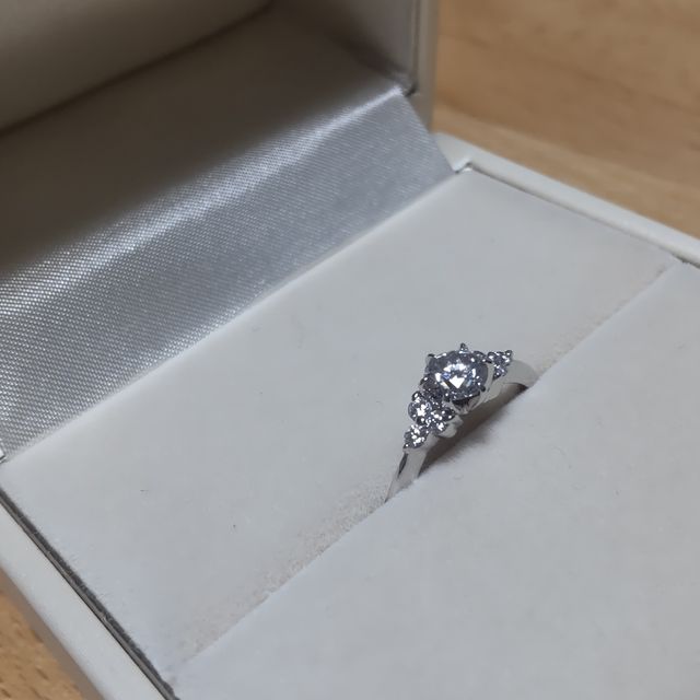 【宝寿堂(ほうじゅどう)の口コミ】 デザイン性の好みとダイヤの大きさ、長く着用できるかどうかで決定した。…