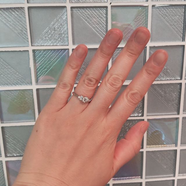 【宝寿堂(ほうじゅどう)の口コミ】 デザイン性の好みとダイヤの大きさ、長く着用できるかどうかで決定した。…