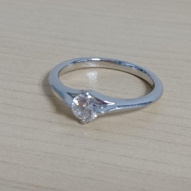 【CHARMY(チャーミー)の口コミ】 指輪をはめたときに、ダイヤが、一際目立って見えるので、とてもきれいで…