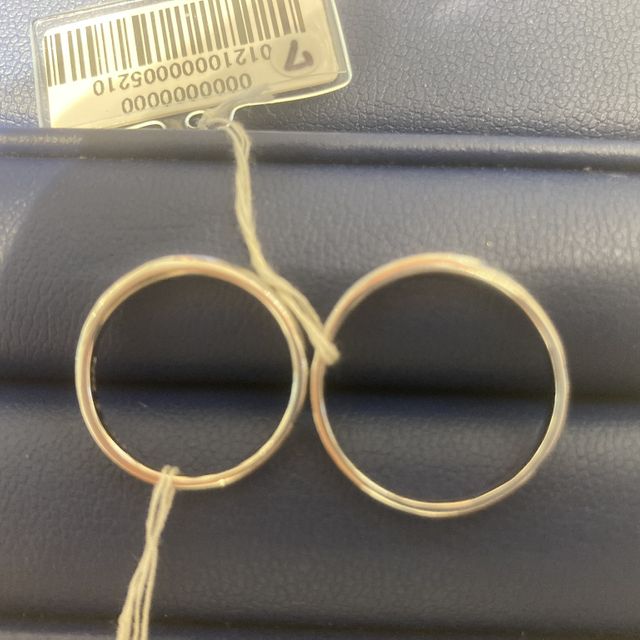 【銀座ダイヤモンドシライシの口コミ】 シンプルなデザインを希望していたため、ダイヤが一つでシンプルで可愛い…