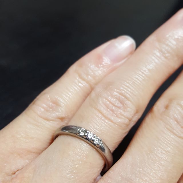 【ジュエリーツツミ(JEWELRY TSUTSUMI)の口コミ】 プラチナのリングにダイヤが3粒付いた結婚指輪を選びました。パッと見わ分…