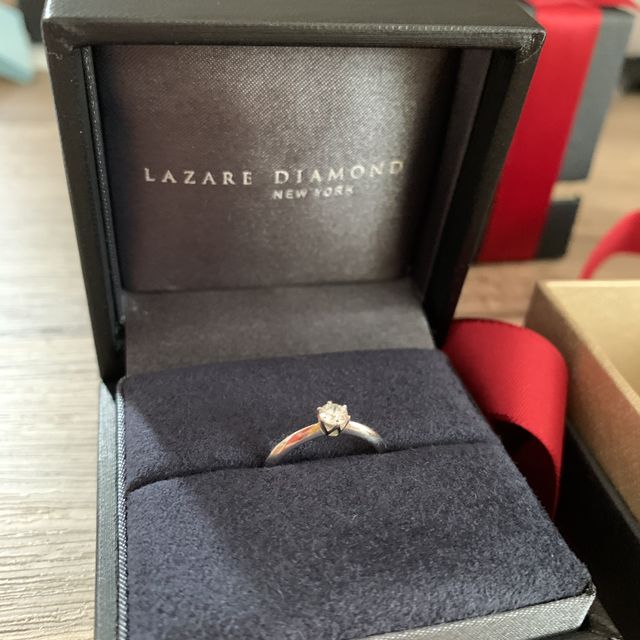 【ラザール ダイヤモンド(LAZARE DIAMOND)の口コミ】 王道シンプルな立て爪だったこと。日常使いしやすい、嫌味ではない石のサ…