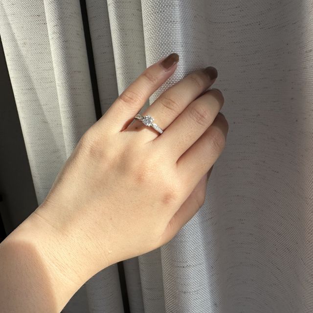 【KYRAH(キイラ)の口コミ】 デザイン / ダイヤの輝き(品質) / 価格

ダイヤのエンゲージリングは価格…