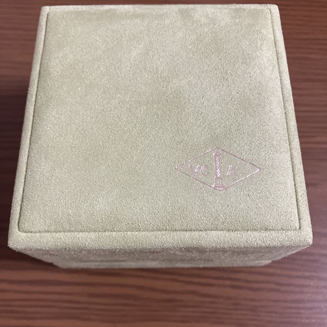 【ヴァン クリーフ＆アーペル(Van Cleef & Arpels)の口コミ】 長くつけるものなので、品質の良さはもちろん、ブランドの歴史が長いヴァ…