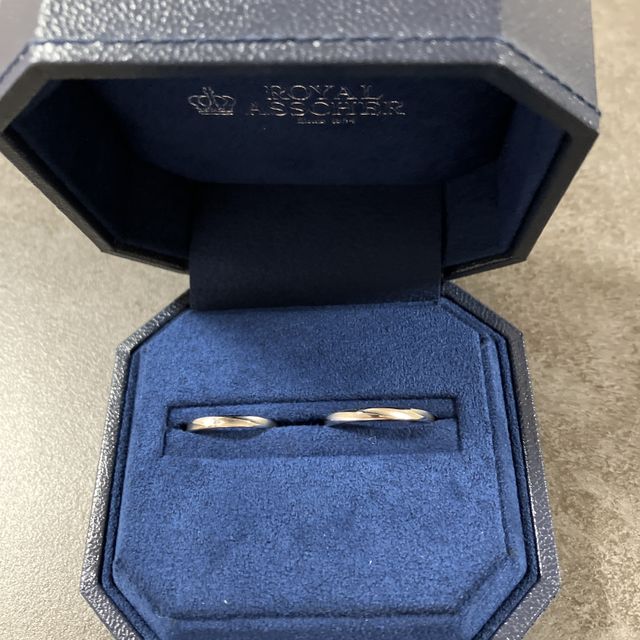 【ROYAL ASSCHER(ロイヤル・アッシャー)の口コミ】 第一にデザイン。
派手すぎず上品な見た目が気に入った。
輝きも素晴らし…