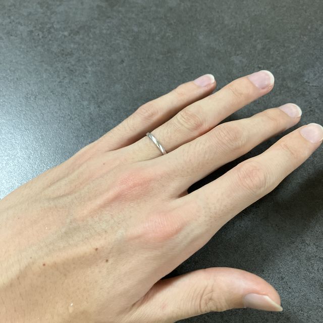 【ROYAL ASSCHER(ロイヤル・アッシャー)の口コミ】 第一にデザイン。
派手すぎず上品な見た目が気に入った。
輝きも素晴らし…