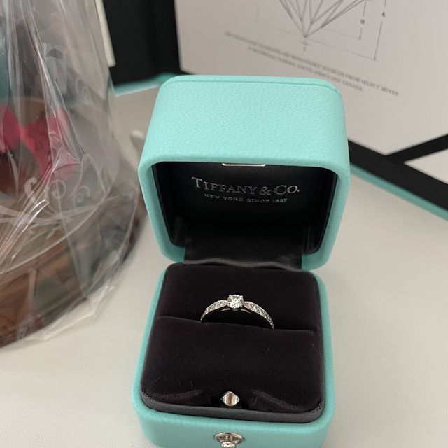 【ティファニー(Tiffany & Co.)の口コミ】 ダイヤだけだと寂しいですが、周りにもあるのでとても可愛いらしいイメー…