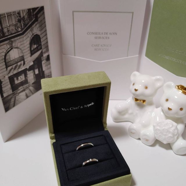 【ヴァン クリーフ＆アーペル(Van Cleef & Arpels)の口コミ】 ヴァンクリブランドが出来た経緯が素敵だったのと、ダイヤが3つ着いている…