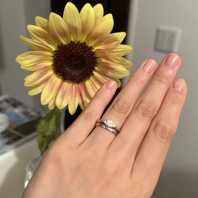 【アイプリモ(I-PRIMO)の口コミ】 婚約指輪と一緒につけられるデザインであることと、少しキラキラした感じ…