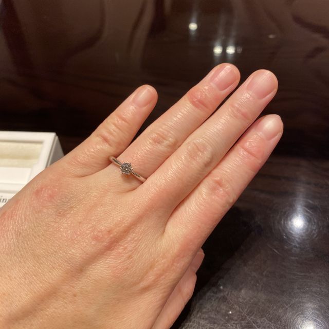 【ケイウノ ブライダル(K.UNO BRIDAL)の口コミ】 シンプルながらもダイヤに向かってリングが細くなっているデザインで、ダ…