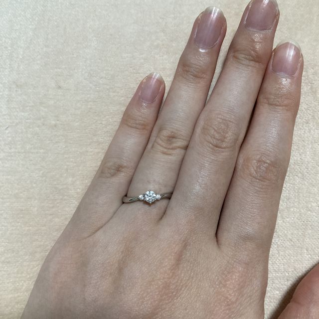 【4℃ BRIDAL(ヨンドシーブライダル)の口コミ】 結婚指輪をウェーブの形で購入していたので、それに合う指輪を探していま…
