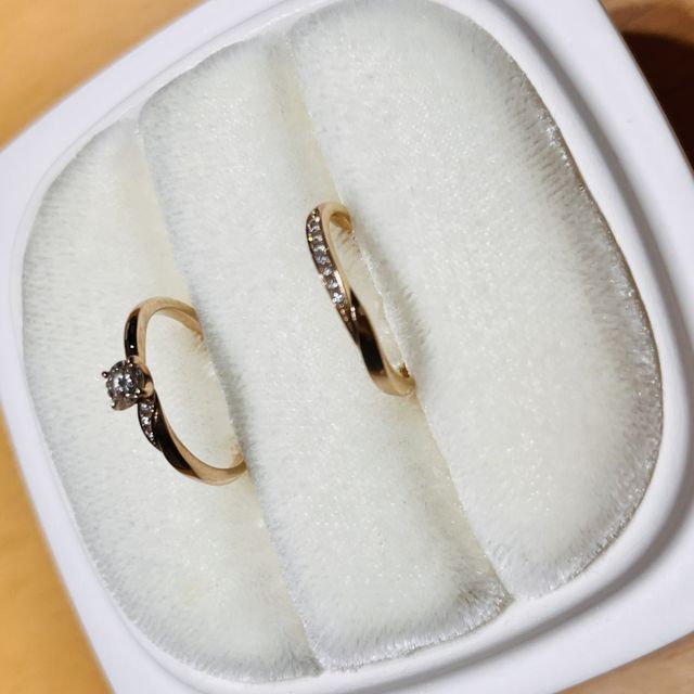 【俄(にわか)の口コミ】 デザインがとも可愛かったったので。重ね付けした際は宝石部分が流れるよ…