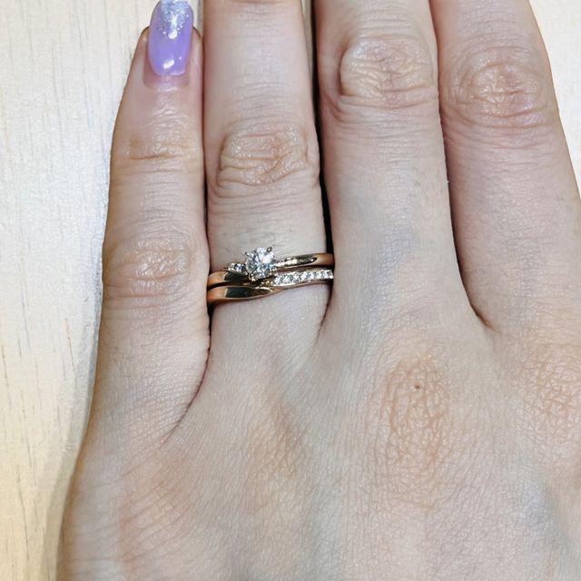 【俄(にわか)の口コミ】 デザインがとも可愛かったったので。重ね付けした際は宝石部分が流れるよ…