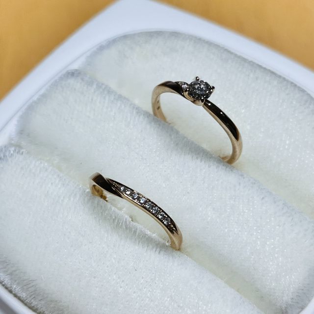 【俄(にわか)の口コミ】 デザインがとも可愛かったったので。重ね付けした際は宝石部分が流れるよ…