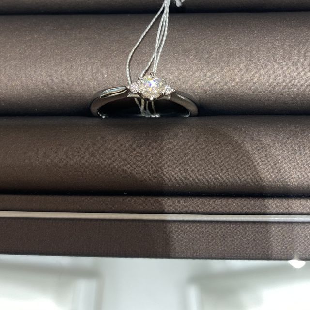 【アイプリモ(I-PRIMO)の口コミ】 デザインが色々ありました。横からみた指輪のデザインもブーケのようにな…