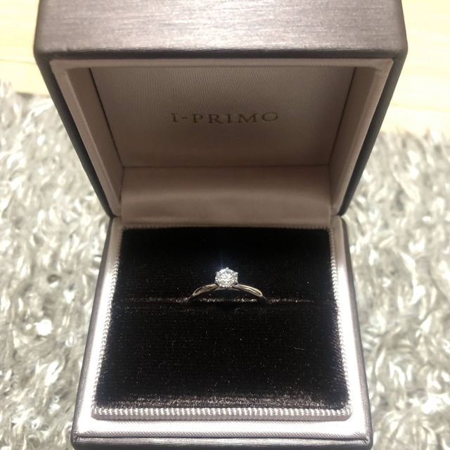 【アイプリモ(I-PRIMO)の口コミ】 沢山の指輪を試着した。ゴージャスで派手な指輪に憧れていたが、私の指に…