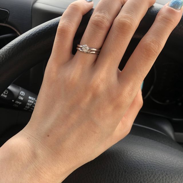 【アイプリモ(I-PRIMO)の口コミ】 沢山の指輪を試着した。ゴージャスで派手な指輪に憧れていたが、私の指に…