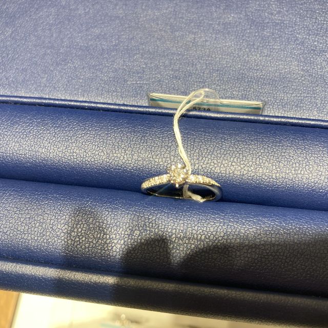 【銀座ダイヤモンドシライシの口コミ】 ゆるやかなS字ラインで、真ん中のダイヤのサイドにも小さなダイヤを配置し…