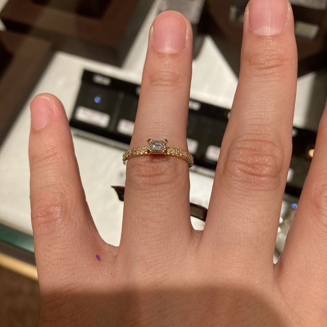 【ORECCHIO(オレッキオ)の口コミ】 他にはなかなかないエメラルドカットのダイヤを配置した婚約指輪で、サイ…