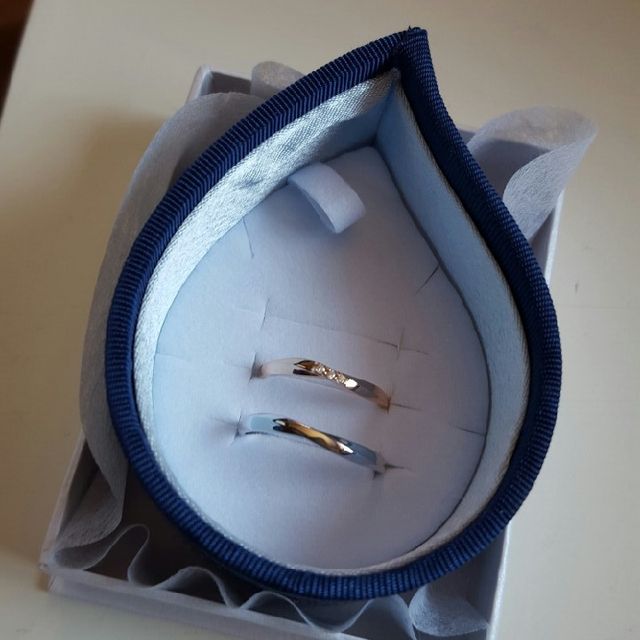 【4℃ BRIDAL(ヨンドシーブライダル)の口コミ】 ひねったようなオシャレなデザインに一目惚れしました。また、ゴールドと…