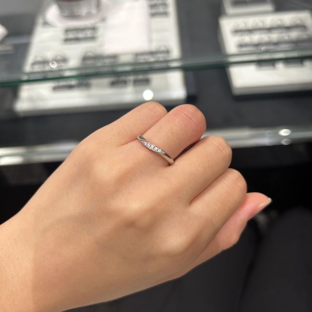 【ラザール ダイヤモンド(LAZARE DIAMOND)の口コミ】 いろんなブランドで指輪を見たのですが、ラザールのダイヤの輝きに惹かれ…