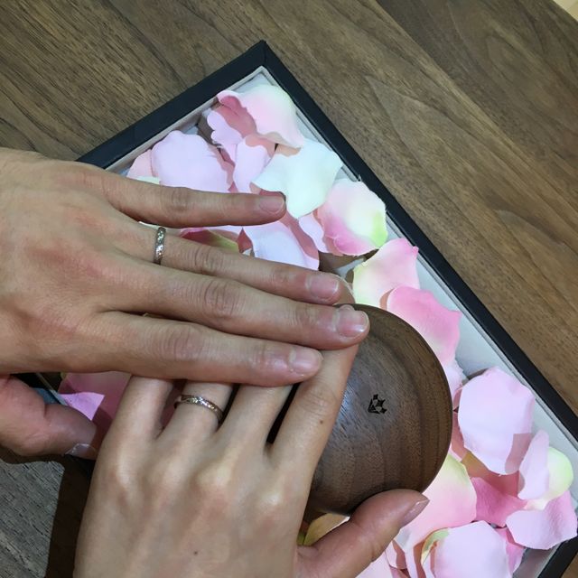 【COLANY(コラニー)の口コミ】 ダイヤのないシンプルなストレートラインで最初は考えていましたが、指輪…