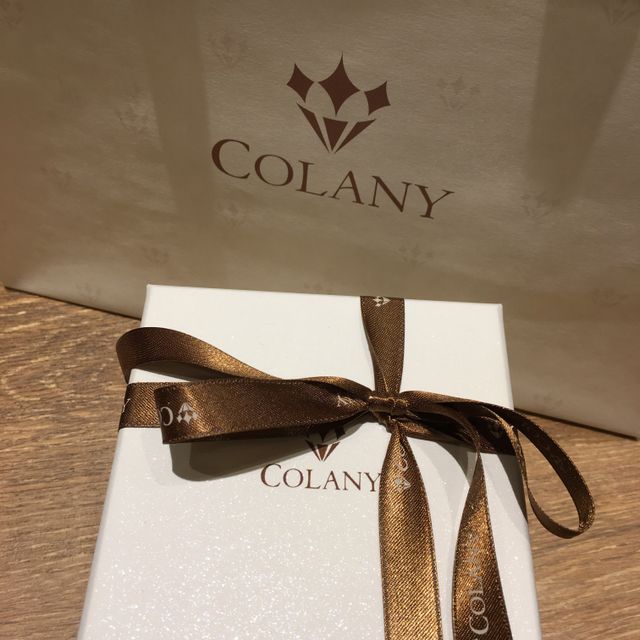 【COLANY(コラニー)の口コミ】 ダイヤのないシンプルなストレートラインで最初は考えていましたが、指輪…