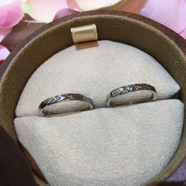 【COLANY(コラニー)の口コミ】 ダイヤのないシンプルなストレートラインで最初は考えていましたが、指輪…