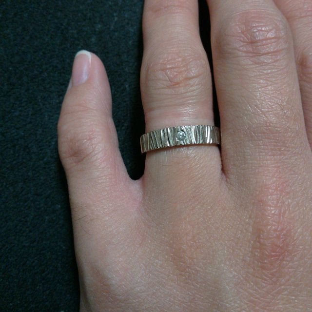 【ミルフローラ(Milluflora)の口コミ】 一生身に付けていく大切な指輪なので、
飽きがこないようにすることと
自…