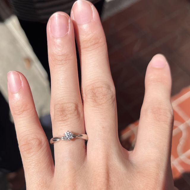 【ラザール ダイヤモンド(LAZARE DIAMOND)の口コミ】 職場やお出かけの時に気軽につけたいと思い、派手すぎず地味すぎないデザ…