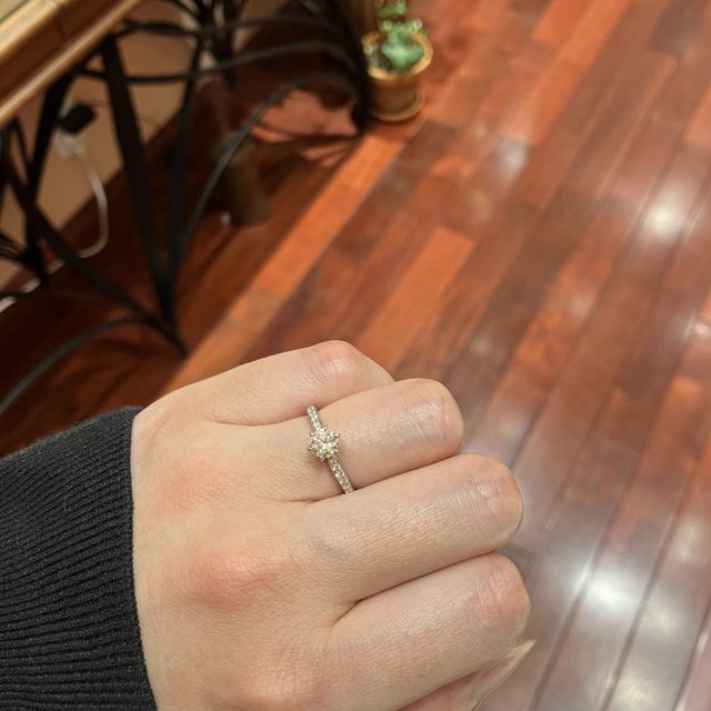 【ケイウノ ブライダル(K.UNO BRIDAL)の口コミ】 指輪デザイン&hellip;真ん中にダイヤモンドがあり、サイドにメレダイヤの…