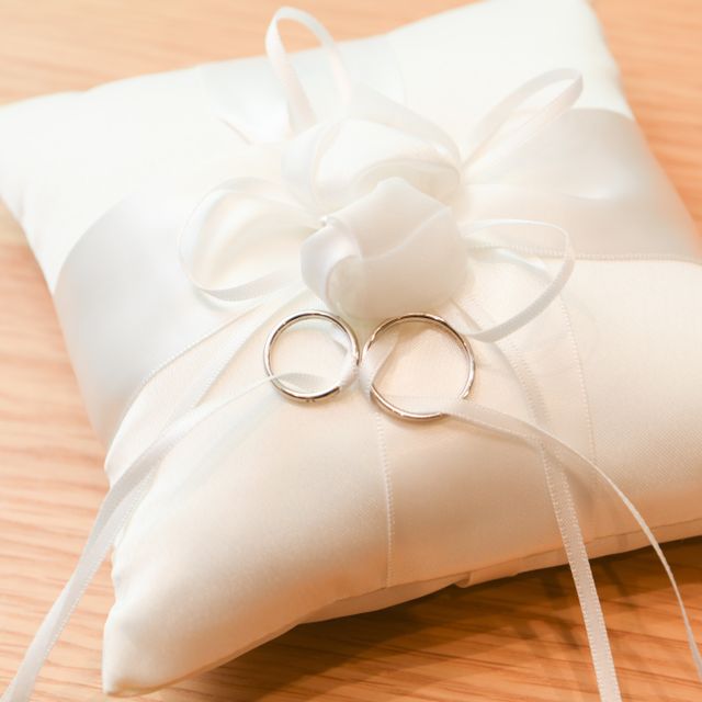 【銀座ダイヤモンドシライシの口コミ】 あまり華美な装飾が付いている指輪が好みではなかったためシンプルな指輪…