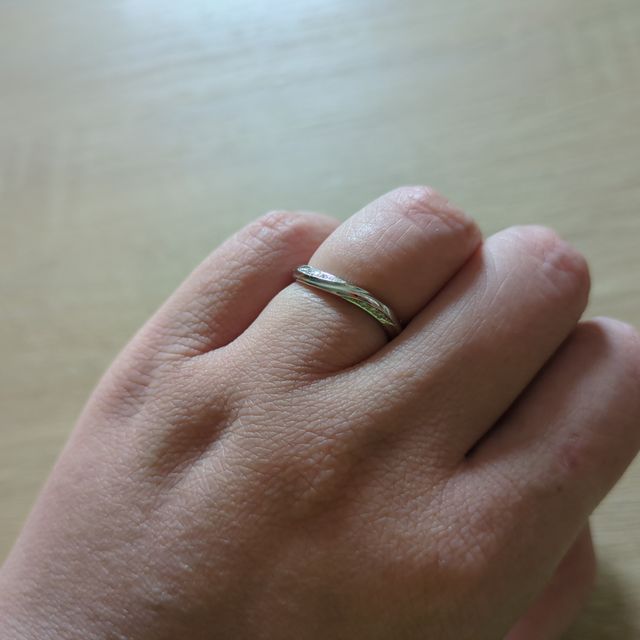 【銀座ダイヤモンドシライシの口コミ】 シンプルで探していたのですが、見ていくうちにどこか物足りなさを感じて…