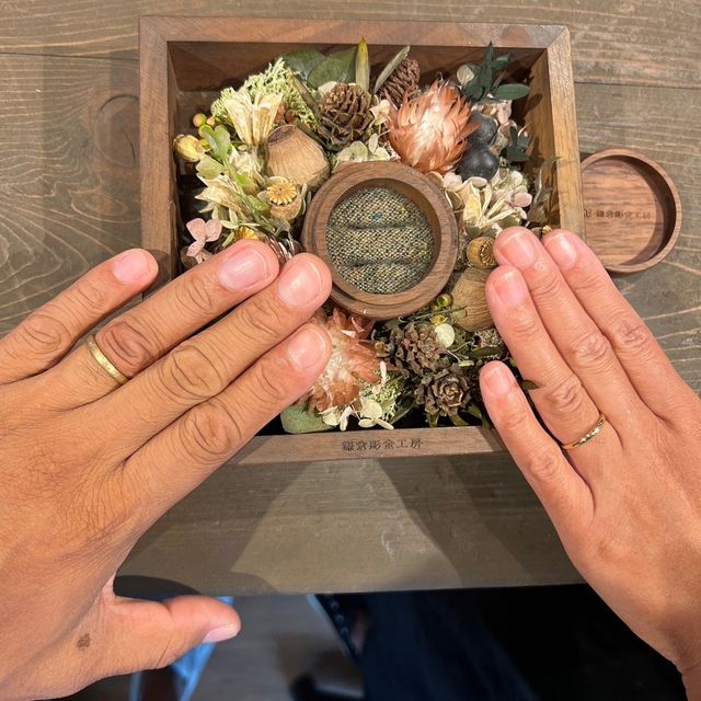 【鎌倉彫金工房の口コミ】 2人共1年中サーフィンをしているので小麦肌に合うK18YGにしました
水の中…