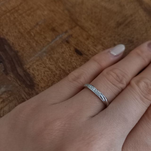 【エクセルコダイヤモンド(EXELCO DIAMOND)の口コミ】 結婚指輪はウェーブデザインのものを探していましが、ストレートタイプの…
