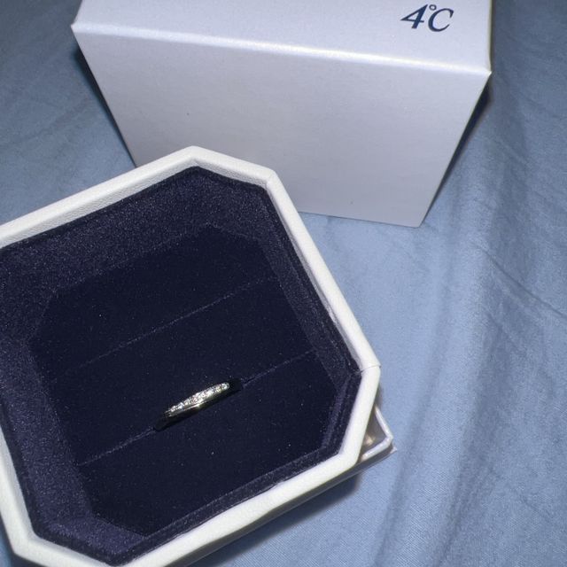 【4℃ BRIDAL(ヨンドシーブライダル)の口コミ】 ストレートリングにひねりの入ったデザイン
真ん中を境にして半分だけダイ…